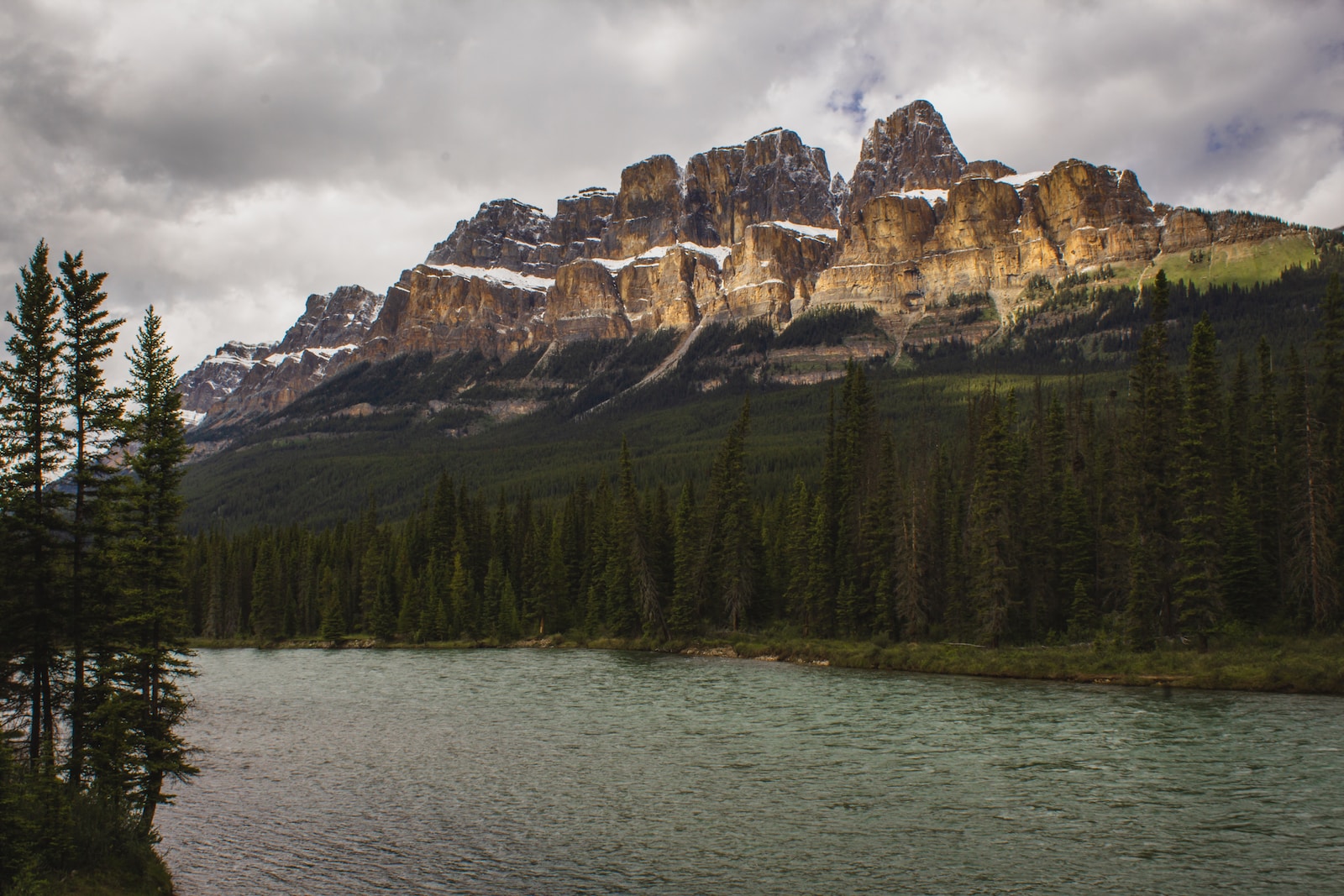 Гора тел. Касл-Маунтин. Castle Mountain Канада. Castle Mountain Banff. Арьергард Канада гора.